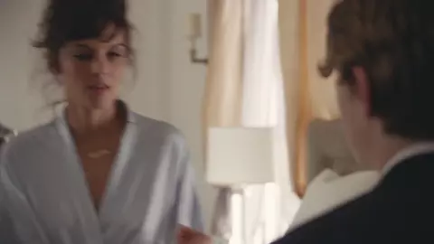 Frankie Shaw Nude - SMILF s01e02 (2017)