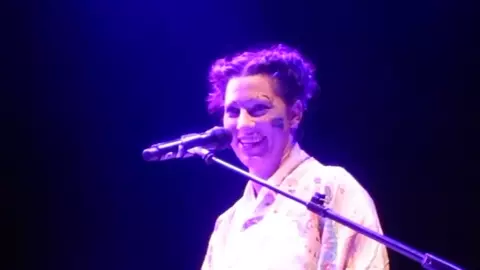 Amanda Palmer naked sings 'Dear Daily Mail' song London Roundhouse