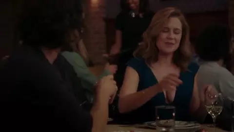 Jenna Fischer hot - Splitting Up Together s01e04 (2018)