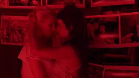 Scarlett Johansson, Penélope Cruz Sexy - Vicky Cristina Barcelona (2008)