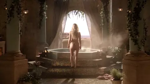 Naked Emilia Clarke: Game of Thrones (Nude-Sex-Hot Scenes)