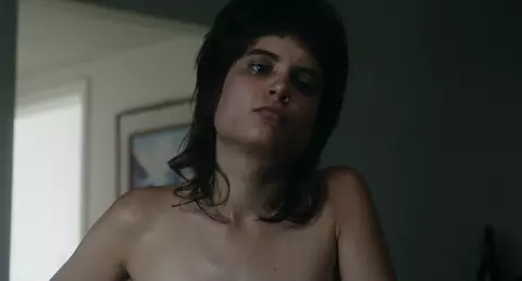 Enjoy Amanda Beca's naked tits from Fim de Festa (2019)